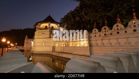 Tempel des Zahns und Reflexionen vor der Morgendämmerung in Kandy, Sri Lanka. Stockfoto