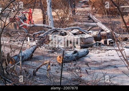 Durch Waldbrand, Eigentum und Fahrzeug ausgelöscht verloren leider zu verheerenden Inferno. Stockfoto