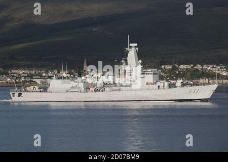 BNS Leopold I (F930), eine von der belgischen Marine betriebene Fregatte der Karel-Klasse, die Gourock bei ihrer Ankunft zur Übung Joint Warrior 20 passiert. Stockfoto