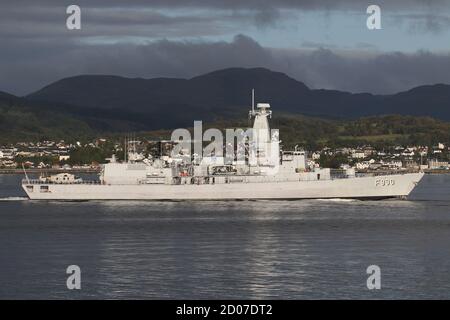 BNS Leopold I (F930), eine von der belgischen Marine betriebene Fregatte der Karel-Klasse, die Gourock bei ihrer Ankunft zur Übung Joint Warrior 20 passiert. Stockfoto