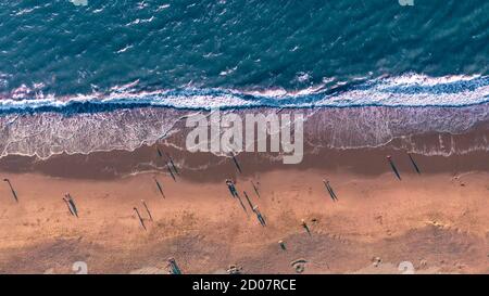 Luftaufnahme von Menschen, die den Strand bei Sonnenuntergang in Kalifornien, USA genießen Stockfoto