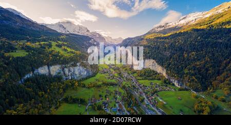 Luftaufnahme von traditionellen schweizer Dörfern im Lauterbrunnental Schweiz Mit Herbstfarben Stockfoto