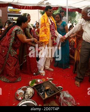 Hindu Hochzeit Knoten Gebunden Stockfotografie Alamy