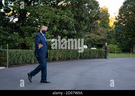 Washington, DC, USA. Oktober 2020. US-Präsident Donald Trump läuft am South Lawn des Weißen Hauses entlang, bevor er am Freitag, den 2. Oktober 2020, in Washington, DC, an Bord von Marine One geht. Trump wird zum Walter Reed National Military Medical Center gebracht, um für Covid-19 behandelt zu werden, sagte das Weiße Haus.Quelle: Sarah Silbiger/Pool via CNP.weltweite Nutzung Quelle: dpa/Alamy Live News Stockfoto