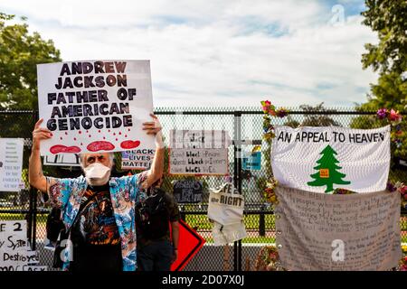 Ein Mann protestierte gegen die Statue von Andrew Jackson auf dem Lafayette Square und nannte ihn den "Vater des amerikanischen Völkermordes", Washington, DC, USA Stockfoto