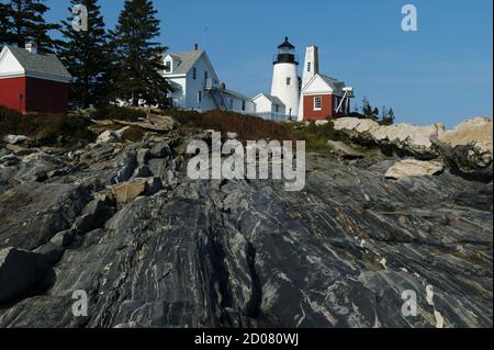 Der Leuchtturm Pemaquid Point befindet sich auf der Spitze einzigartiger metamorphischer Felsformationen, die sich vom Ufer erheben und eine beliebte Attraktion sind. Stockfoto