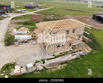 Luftaufnahme des neuen Hauses im Bau auf der Baustelle. Dachkonstruktion wird ausgeführt. Stockfoto