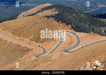 Die lange und kurvenreiche Straße auf Pikes Peak in Colorado. Stockfoto