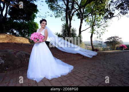 Schöne brasilianische Braut in Hochzeitskleidung gekleidet Stockfoto