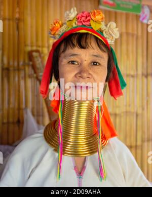 Bangkok, Tahiland - 2019-03-03 - Karen lange Hals Frau in Hochformat Stockfoto