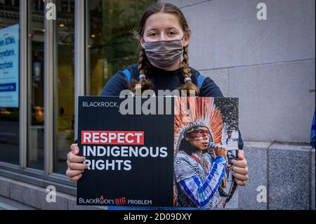 USA. Oktober 2020. Umweltaktivisten der Stop the Money Pipeline Coalition veranstalteten am 2. Oktober 2020 Demonstrationsstationen vor dem JPMorgan Chase Hauptquartier und den BlackRock Büros in New York City, um gegen die Beteiligung beider Unternehmen an der Zerstörung des Amazonas-Regenwaldes zu protestieren, um - nach Meinung der Gruppe - gegen ihre rücksichtslose Finanzierung fossiler Brennstoffe zu protestieren, Sie zu fordern, von fossilen Brennstoffen zu veräußern und die Finanzierung des Klimachaos zu stoppen. (Foto von Erik McGregor/Sipa USA) Quelle: SIPA USA/Alamy Live News Stockfoto