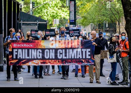 USA. Oktober 2020. Umweltaktivisten der Stop the Money Pipeline Coalition veranstalteten am 2. Oktober 2020 Demonstrationsstationen vor dem JPMorgan Chase Hauptquartier und den BlackRock Büros in New York City, um gegen die Beteiligung beider Unternehmen an der Zerstörung des Amazonas-Regenwaldes zu protestieren, um - nach Meinung der Gruppe - gegen ihre rücksichtslose Finanzierung fossiler Brennstoffe zu protestieren, Sie zu fordern, von fossilen Brennstoffen zu veräußern und die Finanzierung des Klimachaos zu stoppen. (Foto von Erik McGregor/Sipa USA) Quelle: SIPA USA/Alamy Live News Stockfoto