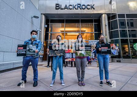 USA. Oktober 2020. Umweltaktivisten der Stop the Money Pipeline Coalition veranstalteten am 2. Oktober 2020 Demonstrationsstationen vor dem JPMorgan Chase Hauptquartier und den BlackRock Büros in New York City, um gegen die Beteiligung beider Unternehmen an der Zerstörung des Amazonas-Regenwaldes zu protestieren, um - nach Meinung der Gruppe - gegen ihre rücksichtslose Finanzierung fossiler Brennstoffe zu protestieren, Sie zu fordern, von fossilen Brennstoffen zu veräußern und die Finanzierung des Klimachaos zu stoppen. (Foto von Erik McGregor/Sipa USA) Quelle: SIPA USA/Alamy Live News Stockfoto