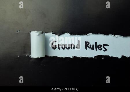 Grundregeln Text in zerrissenem Papier geschrieben Stockfoto