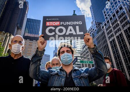 USA. Oktober 2020. Umweltaktivisten der Stop the Money Pipeline Coalition veranstalteten am 2. Oktober 2020 Demonstrationsstationen vor dem JPMorgan Chase Hauptquartier und den BlackRock Büros in New York City, um gegen die Beteiligung beider Unternehmen an der Zerstörung des Amazonas-Regenwaldes zu protestieren, um - nach Meinung der Gruppe - gegen ihre rücksichtslose Finanzierung fossiler Brennstoffe zu protestieren, Sie zu fordern, von fossilen Brennstoffen zu veräußern und die Finanzierung des Klimachaos zu stoppen. (Foto von Erik McGregor/Sipa USA) Quelle: SIPA USA/Alamy Live News Stockfoto