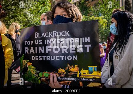 USA. Oktober 2020. Umweltaktivisten der Stop the Money Pipeline Coalition veranstalteten am 2. Oktober 2020 Demonstrationsstationen vor dem JPMorgan Chase Hauptquartier und den BlackRock Büros in New York City, um gegen die Beteiligung beider Unternehmen an der Zerstörung des Amazonas-Regenwaldes zu protestieren, um - nach Meinung der Gruppe - gegen ihre rücksichtslose Finanzierung fossiler Brennstoffe zu protestieren, Sie zu fordern, von fossilen Brennstoffen zu veräußern und die Finanzierung des Klimachaos zu stoppen. (Foto von Erik McGregor/Sipa USA) Quelle: SIPA USA/Alamy Live News Stockfoto