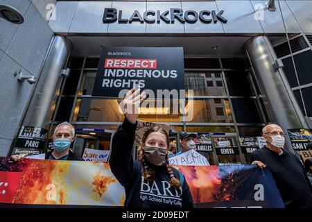 USA. Oktober 2020. Umweltaktivisten der Stop the Money Pipeline Coalition veranstalteten am 2. Oktober 2020 Demonstrationsstationen vor dem JPMorgan Chase Hauptquartier und den BlackRock Büros in New York City, um gegen die Beteiligung beider Unternehmen an der Zerstörung des Amazonas-Regenwaldes zu protestieren, um - nach Meinung der Gruppe - gegen ihre rücksichtslose Finanzierung fossiler Brennstoffe zu protestieren, Sie zu fordern, von fossilen Brennstoffen zu veräußern und die Finanzierung des Klimachaos zu stoppen. (Foto von Erik McGregor/Sipa USA) Quelle: SIPA USA/Alamy Live News Stockfoto