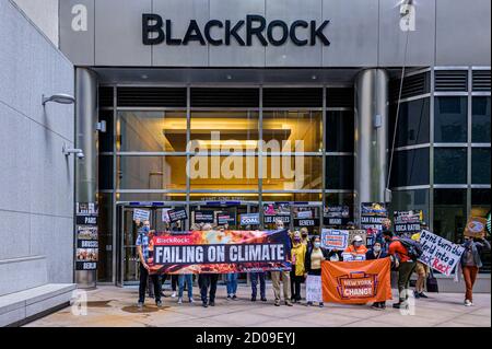 USA. Oktober 2020. Umweltaktivisten der Stop the Money Pipeline Coalition veranstalteten am 2. Oktober 2020 Demonstrationsstationen vor dem JPMorgan Chase Hauptquartier und den BlackRock Büros in New York City, um gegen die Beteiligung beider Unternehmen an der Zerstörung des Amazonas-Regenwaldes zu protestieren, um - nach Meinung der Gruppe - gegen ihre rücksichtslose Finanzierung fossiler Brennstoffe zu protestieren, Sie zu fordern, von fossilen Brennstoffen zu veräußern und die Finanzierung des Klimachaos zu stoppen. (Foto von Erik McGregor/Sipa USA) Quelle: SIPA USA/Alamy Live News Stockfoto