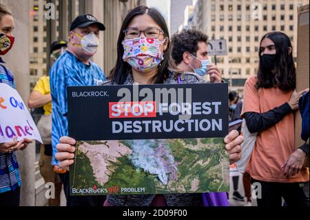 USA. Oktober 2020. Umweltaktivisten der Stop the Money Pipeline Coalition veranstalteten am 2. Oktober 2020 Demonstrationsstationen vor dem JPMorgan Chase Hauptquartier und den BlackRock Büros in New York City, um gegen die Beteiligung beider Unternehmen an der Zerstörung des Amazonas-Regenwaldes zu protestieren, um - nach Meinung der Gruppe - gegen ihre rücksichtslose Finanzierung fossiler Brennstoffe zu protestieren, Sie zu fordern, von fossilen Brennstoffen zu veräußern und die Finanzierung des Klimachaos zu stoppen. (Foto von Erik McGregor/Sipa USA) Quelle: SIPA USA/Alamy Live News Stockfoto