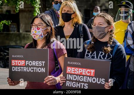 USA. Oktober 2020. Umweltaktivisten der Stop the Money Pipeline Coalition veranstalteten am 2. Oktober 2020 Demonstrationsstationen vor dem JPMorgan Chase Hauptquartier und den BlackRock Büros in New York City, um gegen die Beteiligung beider Unternehmen an der Zerstörung des Amazonas-Regenwaldes zu protestieren, um - nach Meinung der Gruppe - gegen ihre rücksichtslose Finanzierung fossiler Brennstoffe zu protestieren, Sie zu fordern, von fossilen Brennstoffen zu veräußern und die Finanzierung des Klimachaos zu stoppen. (Foto von Erik McGregor/Sipa USA) Quelle: SIPA USA/Alamy Live News Stockfoto