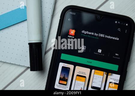 Digibank von DBS dev App mit Vergrößerung auf Smartphone-Bildschirm. Digibank von DBS ist ein Freeware Web-Browser von PT Bank DBS Indonesia entwickelt. BEKASI, WIR Stockfoto