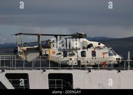 RN-03, ein NHIndustries NH90 NFH (NATO Frigate Helicopter), der von der Belgian Air Component betrieben wird, ist an Bord der belgischen Navy Fregatte BNS Leopold I (F930) zu sehen, während das Schiff Greenock bei seiner Ankunft für Übung Joint Warrior 20 passiert. Stockfoto