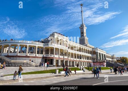 Moskau - 27. Sep 2020: Northern River Terminal, oder Rechnoy Vokzal in Moskau, Russland. Es ist Wahrzeichen von Moskau, alte Architektur in der sowjetischen stalinistischen st Stockfoto