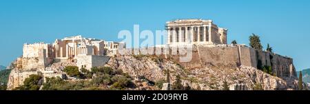 Akropolis mit Parthenon in Athen, Griechenland. Dieser Ort ist berühmte Touristenattraktion von Athen. Panoramablick auf antike griechische Ruinen, oberes Wahrzeichen in Stockfoto