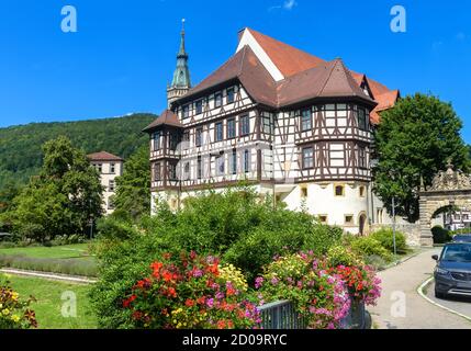 Residenzschloss oder Residenzschloss in Bad Urach, Deutschland. Dieses schöne Schloss ist Wahrzeichen von Baden-Württemberg. Mittelalterliche Hälfte- Stockfoto