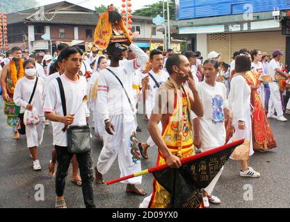 Phuket Town / Thailand - 7. Oktober 2019: Phuket Vegetarian Festival oder Nine Emperor Gods Festival Straßenprozession, entrückte Anhänger oder Ma Song Stockfoto