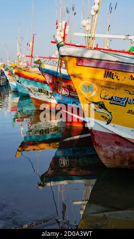 ED - Colombo, Sri Lanka - 2019-30-19 - Fischerboote Line up am Ende des Tages mit Wasser Reflexionen. Stockfoto