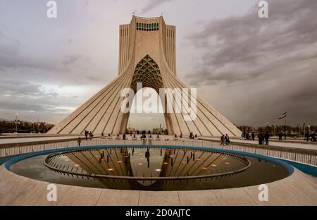 Colombo, Iran - Azadi Turm wurde gebaut, um Commerate 2500 Jahre König Regel - Weniger als ein Jahrzehnt vor der letzte König wurde abgesetzt. Stockfoto