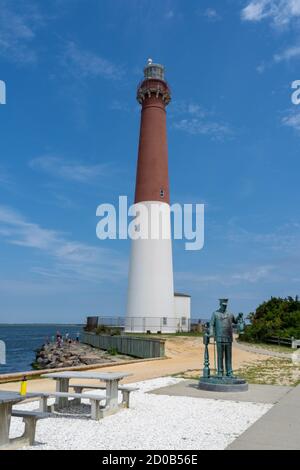 Ein Blick auf den majestätischen Barnegat Leuchtturm am Ufer. Stockfoto