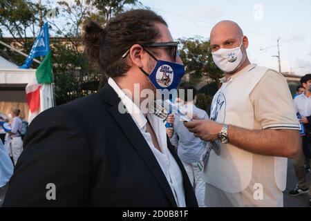 Catania, Italien. Januar 2016. Ein Mann mit Gesichtsmaske der jungen Sektion der Liga während des Treffens.die Partei der rechten und populistischen Liga hält ein dreitägiges Treffen ab, bei dem sie vor der Vorverhandlung ihres Führers, Matteo Salvini, in Catania über "Freiheit" sprach.als ehemaliger Innenminister, Matteo Salvini wird vor Gericht gestellt, weil er angeblich Migranten auf dem italienischen Küstenschutzboot Gregoretti illegal auf See festgehalten hat und 131 Migranten am 27. Und 31. Juli 2019 am Aussteigen versperrt hat. Salvini könnte 15 Jahre im Gefängnis sitzen. (Bild: © Valeria Ferraro/SOPA Bilder via ZUMA W Stockfoto