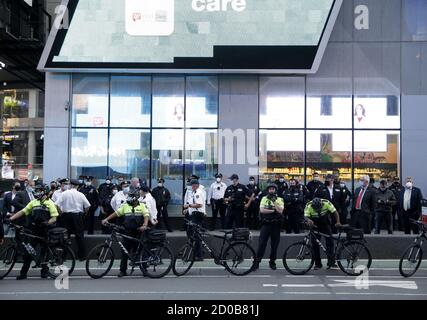 New York, Usa. Oktober 2020. NYPD-Polizeibeamte wachen am Freitag, den 2. Oktober 2020, vor dem Thomson Reuters-Gebäude auf dem Times Square in New York City auf Demonstranten. Foto von John Angelillo/UPI Kredit: UPI/Alamy Live Nachrichten Stockfoto