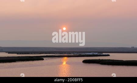 Die Sonne untergeht hinter dem rauchigen Himmel während der Waldbrände in Kalifornien 2020 Stockfoto