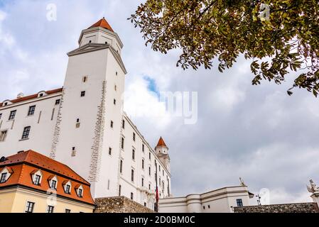 Blick auf den Turm an der linken Ecke der Burg Bratislava in Bratislava, Slowakei Stockfoto