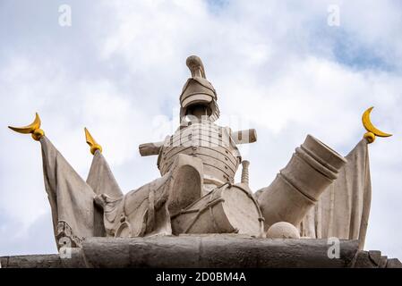 BRATISLAVA, SLOWAKEI - 10. OKTOBER. 2016: Skulpturale Komposition am Tor der Burg Bratislava mit Ritterrüstung, Kanone und Trommel Stockfoto