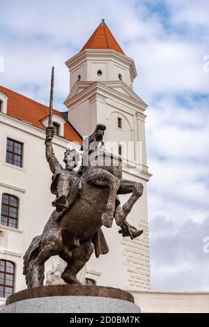 BRATISLAVA, SLOWAKEI - 10. OKTOBER. 2016: Reiterstatue des Königs Svatopluk I. im Ehrenhof der Burg Bratislava Stockfoto