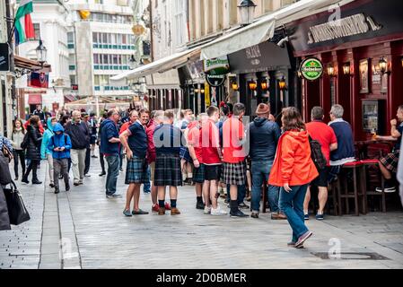 BRATISLAVA, SLOWAKEI - 10. OKTOBER. 2016: Spaß schottische Fußballfans auf einer Straße in Bratislava, Slowakei Stockfoto