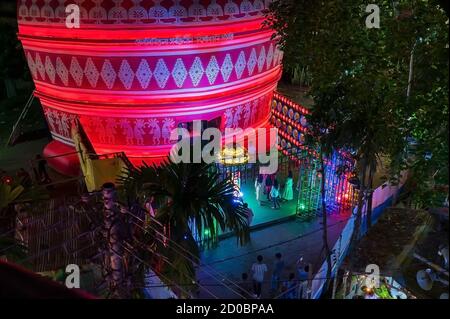 Howrah, Westbengalen, Indien - 5. Oktober 2019 : Blick auf dekoriert Durga Puja Pandal, ein temporärer Tempel, Durga Puja Festival in der Nacht. Von oben aufgenommen. Stockfoto