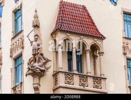 PRAG, TSCHECHISCHE REPUBLIK - 13. OKTOBER 2016: Fragment eines Gebäudes mit einer mittelalterlichen Kriegerskulptur und einem Balkon in Prag, Tschechische Republik Stockfoto