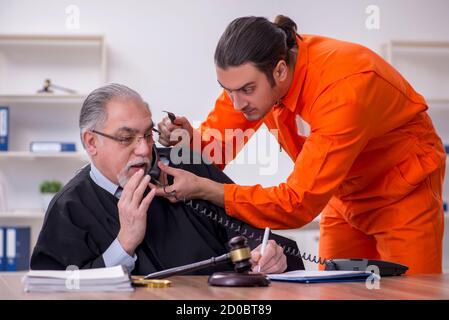 Alte Richter Treffen mit jungen Gefangenen im Gerichtsgebäude Stockfoto