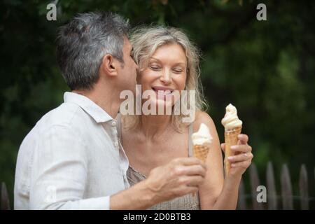 Glückliches reifes Paar mit einem Eis Stockfoto