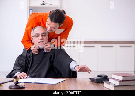 Alte Richter Treffen mit jungen Gefangenen im Gerichtsgebäude Stockfoto