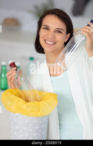 Mülltrennung und Recycling im Büro Stockfoto