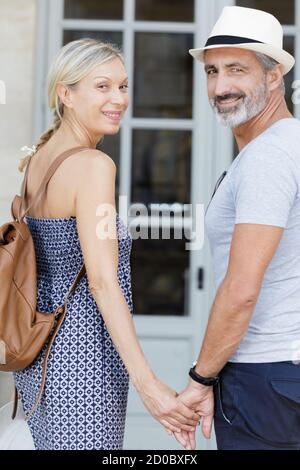 Das ältere Paar umarmt sich auf der Straße Stockfoto