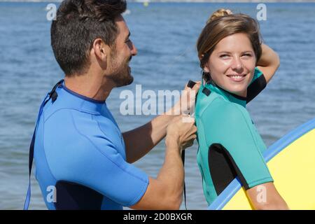 2 Bodyboarder machen sich bereit für den Einstieg in die Gewässer Stockfoto