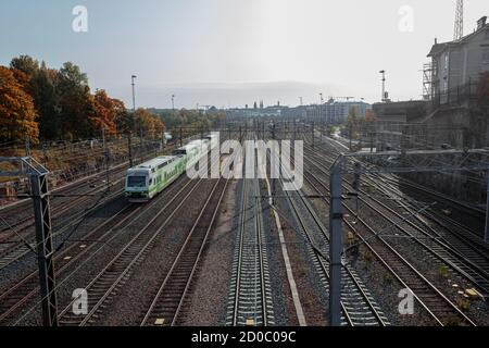 Helsinki, Uusimaa, Finnland 2020 2. Oktober 2020 Bahngleise und ein laufender Zug. Sonniger Herbsttag. Hochwertige Fotos Stockfoto