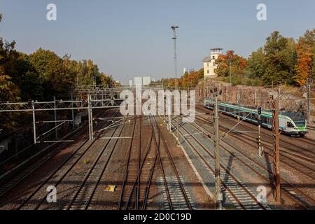 Helsinki, Uusimaa, Finnland 2020 2. Oktober 2020 Bahngleise und ein laufender Zug. Sonniger Herbsttag. Hochwertige Fotos Stockfoto